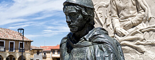 Paredes de Nava, estatua de Jorge Manrique